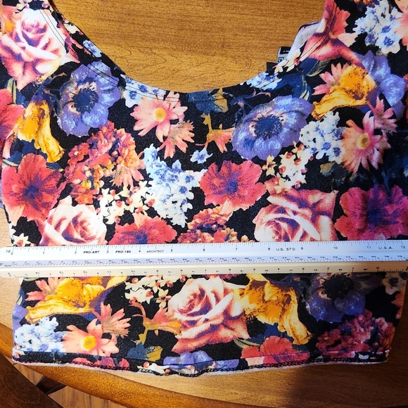 Nollie floral crop top 🌺 - Picture 4 of 6